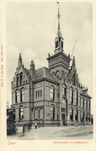 14316 Gezicht op de linker- en voorgevel van het gemeentehuis annex postkantoor en politiebureau (Steenhoffstraat 2) te ...